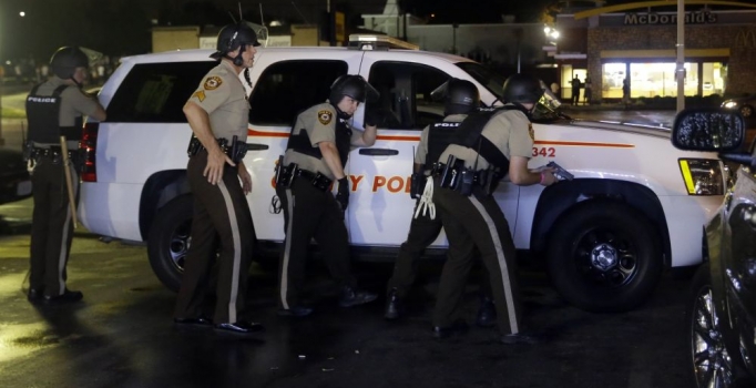 Ferguson olaylarının yıldönümünde polis bir siyahiyi daha vurdu