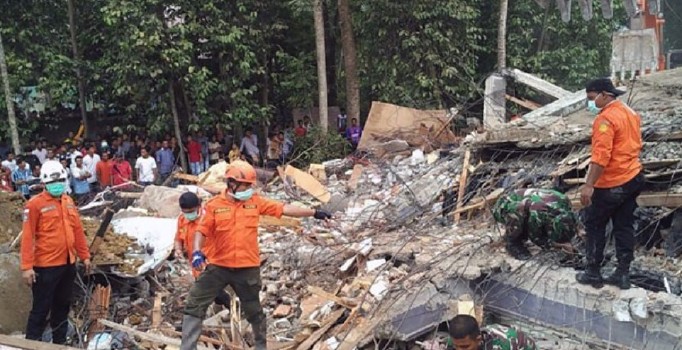 Endonezya'da 6,4 büyüklüğünde deprem