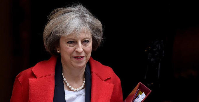 İngiltere Başbakanı May'den 'pahalı pantolon' açıklaması