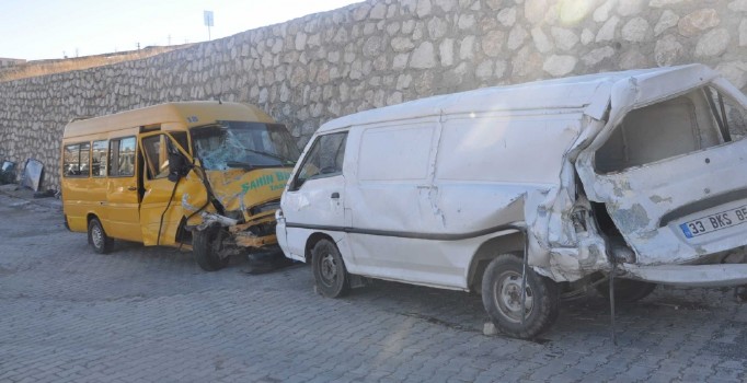 Gölbaşı'nda minibüsler çarpıştı: 11 yaralı