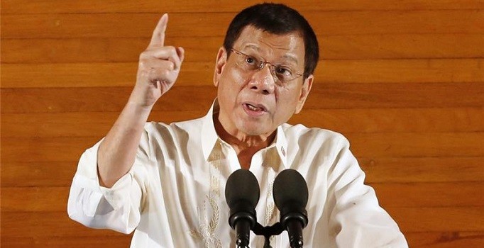 Devlet Başkanı Rodrigo Duterte yargısız infaz çetesi kurmakla suçlanıyor