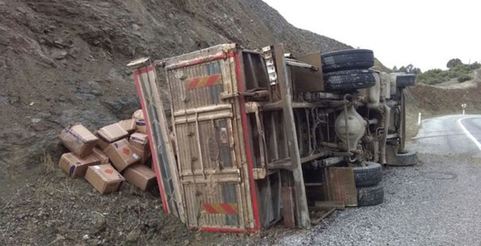 Balıkesir'de korkutan kaza: Dinamitler yola saçıldı