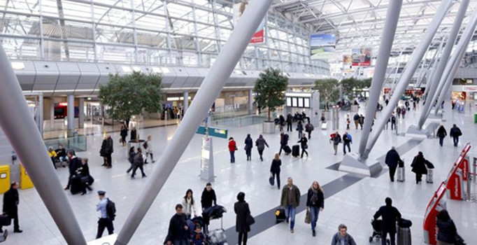 Düsseldorf havaalanında 14 Türk yolcu bekletiliyor