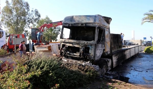 Antalya'da çarpışan 2 TIR'dan biri yandı