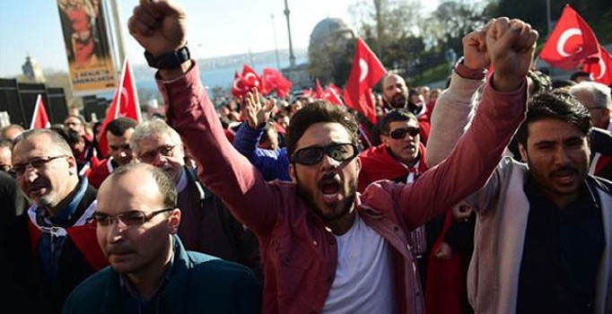 Saldırı noktasına akın ettiler, teröre lanet yağdırdılar