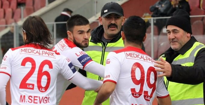 Çorlu'da çok anlamlı hareket! Golü atıp polislere koştular