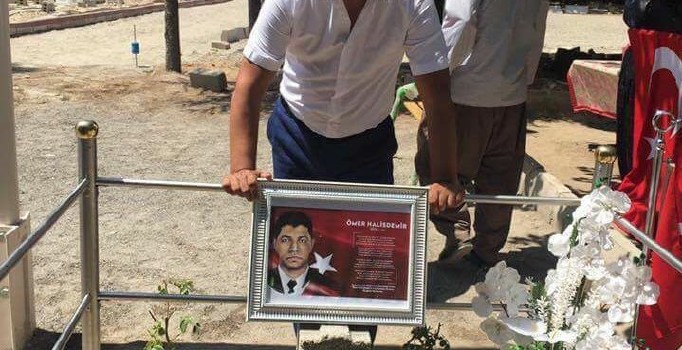 Şehit çocuğu şehit polis amiri Kadir Yıldırım, şehit Ömer Halisdemir'i ziyaret etmişti