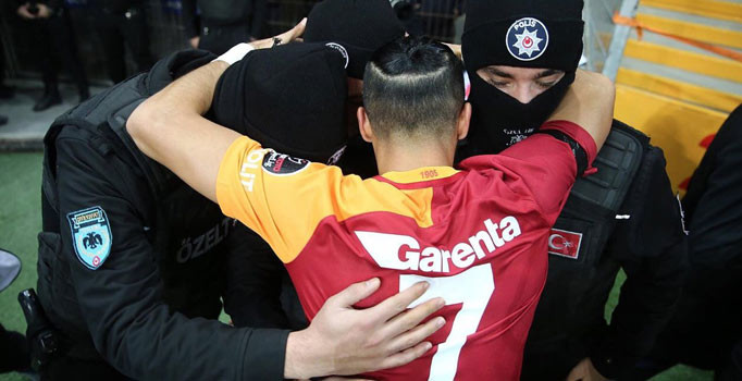 TT Arena'da Yasin polise sarıldı Türkiye ağladı | Son dakika haberleri