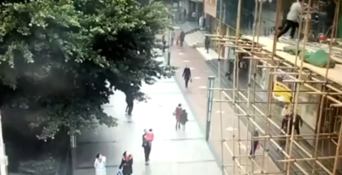 İşçi iskelesi vatandaşların üzerine çöktü