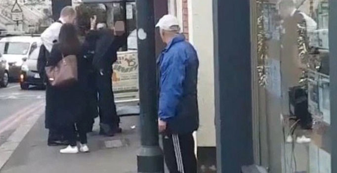 İngiltere'de islamofobi: "Müslüman öldürmek istiyorum" diye bağırıp bıçakladı