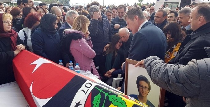 Beşiktaş'ta şehit olan genç Berkay'ın tabutuna Fenerbahçe bayrağı örtüldü