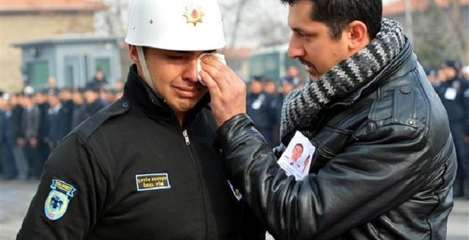 Şehit Yasin İke'nin yakını, cenaze töreninde ağlayan polisin gözyaşlarını sildi