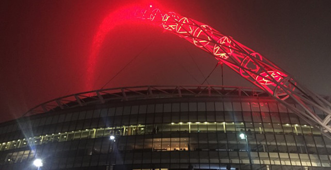 Wembley Stadı'nın ünlü kemeri Türkiye için kırmızı oldu