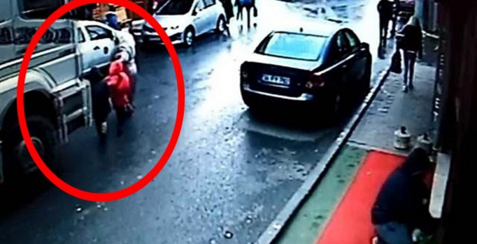 Babaanne ve iki torunu hafriyat kamyonunun altında kaldı