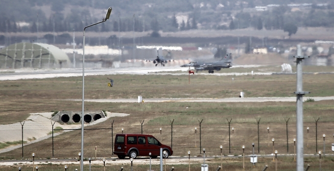 İncirlik, Avrupa'dan gelecek 
ABD jetlerini bekliyor