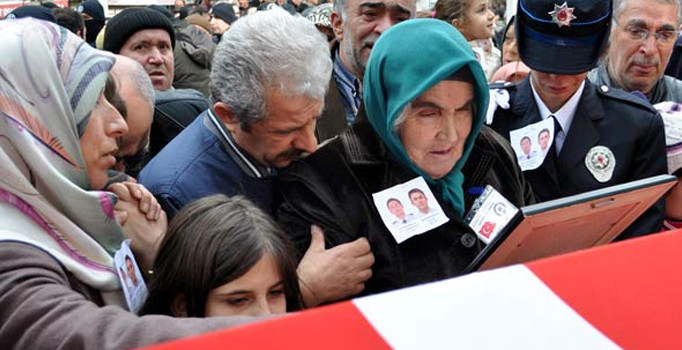 Şehit oğlunun acısına dayanamadı kalp krizi geçirdi