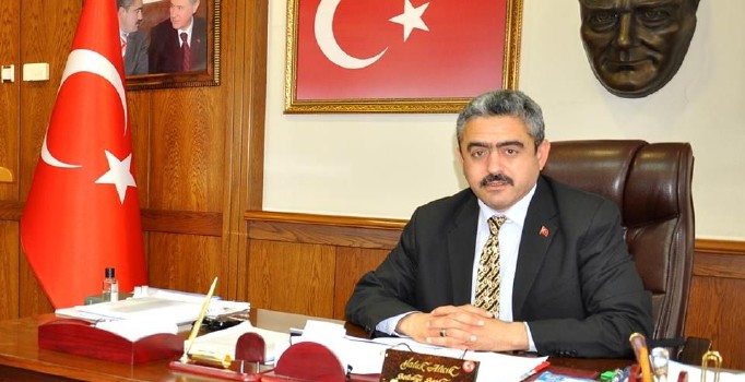 Kafası yarılan futbolcuya belediye başkanı dikiş attı