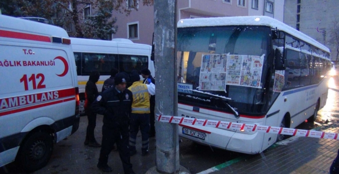 Servis şoförü direksiyon başında kalp krizi geçirdi