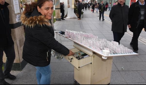 İzmir'de hırsız sigara dumanı üfleyip, Milli Piyango bileti çaldı