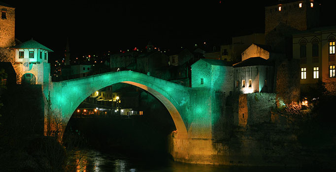 Bosna Hersek'te Mostar Köprüsü Halep için ışıklandırıldı