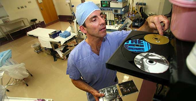 Müzik, ameliyat ağrılarını azaltıyor desek?