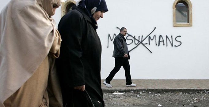 Fransız okullarında 
domuz eti dayatması