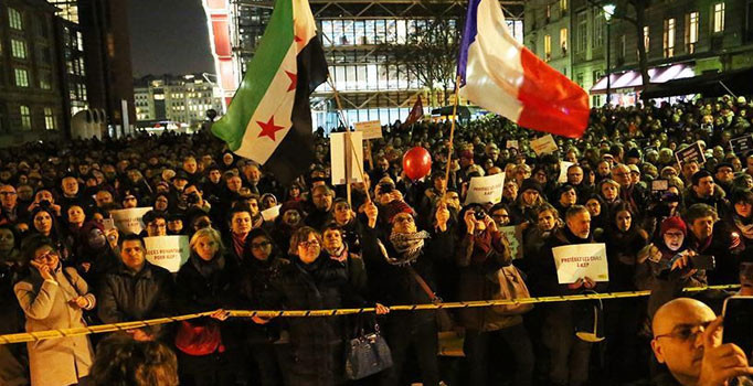 Paris'te Halep'e destek gösterisi