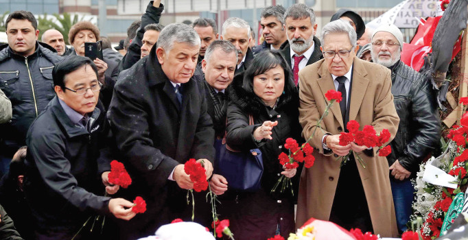 Trafikte 30 dakika beklemiş