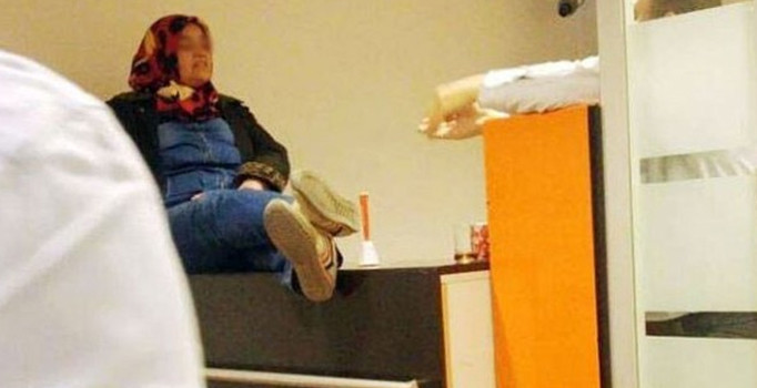 Sıkıntılı müşteri bankada ilginç bir eylem yaptı