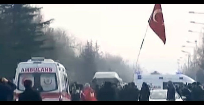 Bayrağını kapan vatandaş olay yerine akın etti | Son dakika haberleri