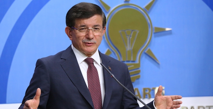 Davutoğlu mesaide 
salondakiler piknikte!