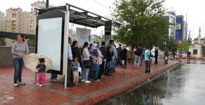 Antalya’da otobüs durakları, evsizlere yuva oluyor