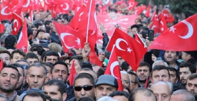 Manisa'da binlerce vatandaş şehitler için yürüdü