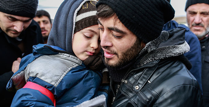 Halep'e 14 tır yaşam malzemesi yola çıktı |