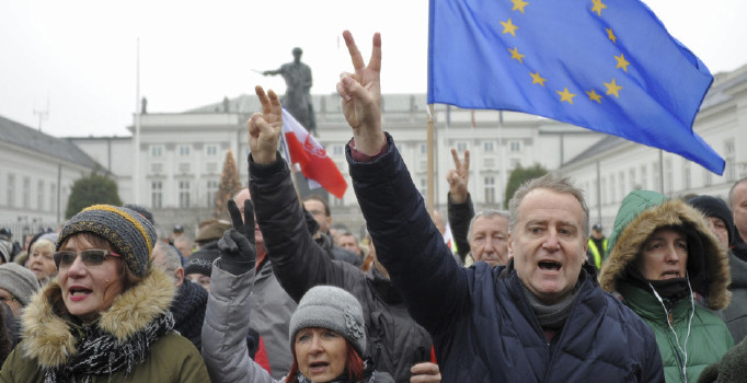 Polonya'da binlerce protestocu sokağa çıktı