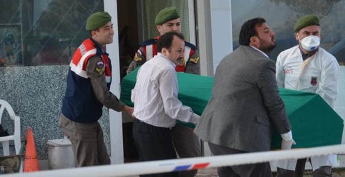 Arkadaşını baltayla öldürüp, başında sabahladı