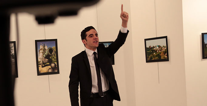 Rusya'nın Ankara Büyükelçisi Andrey Karlov'a silahlı saldırıdan ilk görüntüler