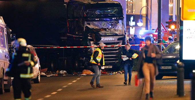 Berlin'de Noel alışverişi yapılan bir çarşıya dalan bir kamyon, çok sayıda kişiyi ezdi