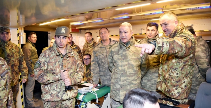 Hulusi Akar, Kahramanmaraş'taki İtalyan birliğinde patriot bataryasını inceledi