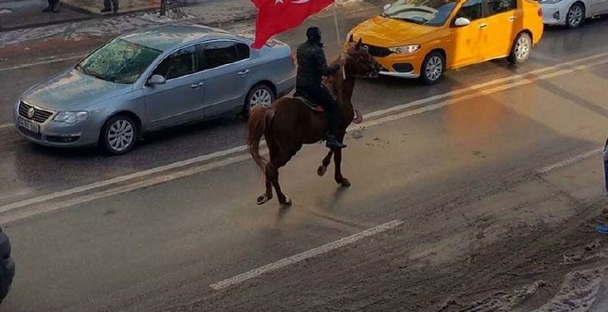 Teröre tepki için ata binip Türk bayrağıyla tur attı