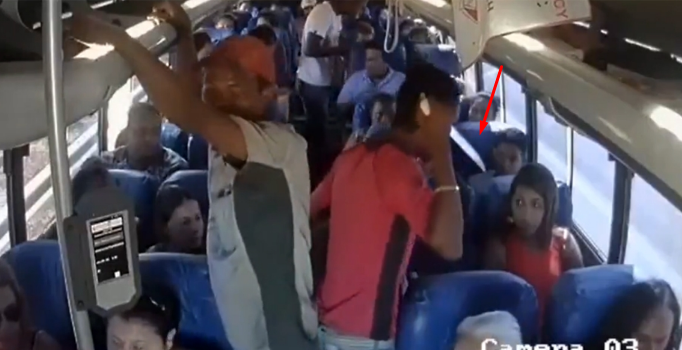 Otobüste bıçaklı gasp kamerada