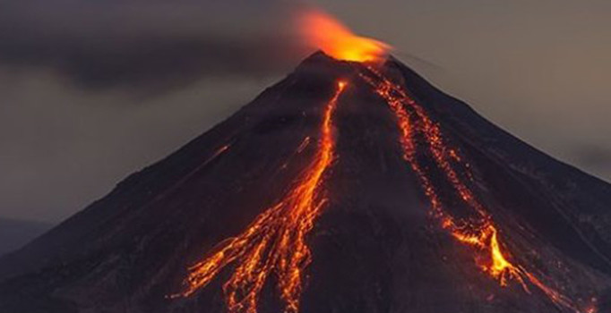 Meksika'da Colima Yanardağı patladı
