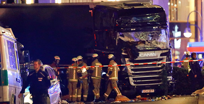 Berlin'deki 12 kişinin öldüğü terör saldırısında Pakistanlı sığınmacı serbest: DEAŞ üstlendi