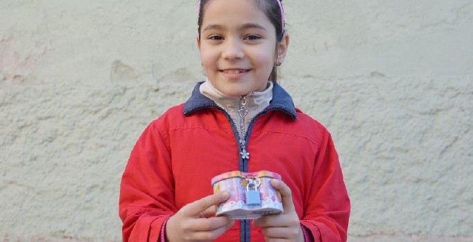 Manisa'de 8 yaşındaki Nesibe biriktirdiği harçlığını Halep'e gönderdi