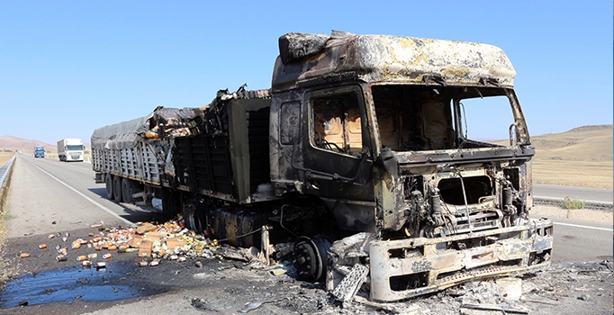 Ağrı'da teröristler bir 
TIR'ı ateşe verdi!