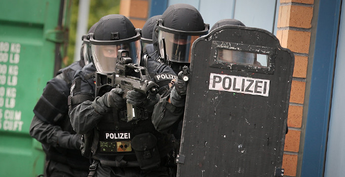 Almanya'nın Düsseldorf kentinde bir alışveriş merkezi polis tarafından kapatıldı