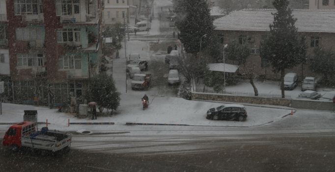 Mersin'in Mut ilçesine 20 yıl sonra kar yağdı