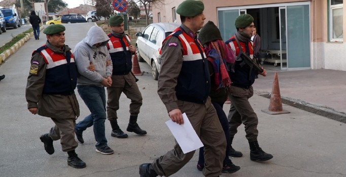 Yunanistan'a kaçarken yakalanan FETÖ'cü doçent çift tutuklandı