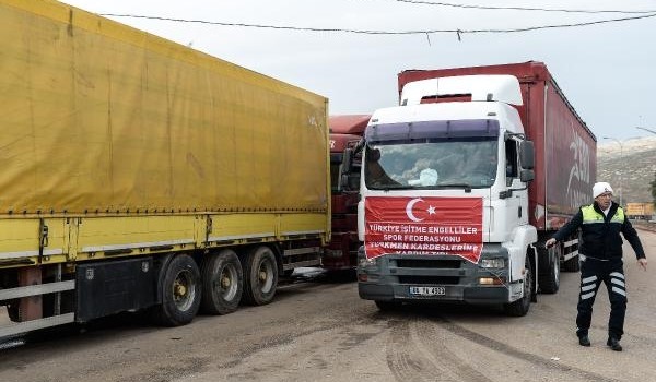 Cilvegözü Sınır Kapısı'ndan yardım TIR'larının geçişi sürüyor