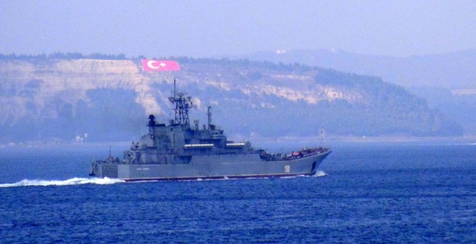 Rus savaş gemisi Çanakkale'den geçti